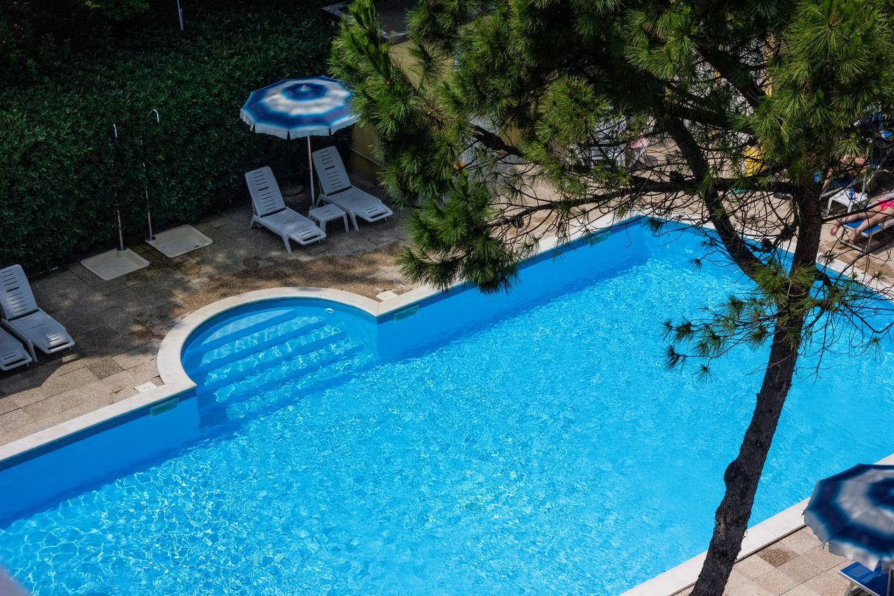 Hotel Bahama Ріміні Екстер'єр фото
