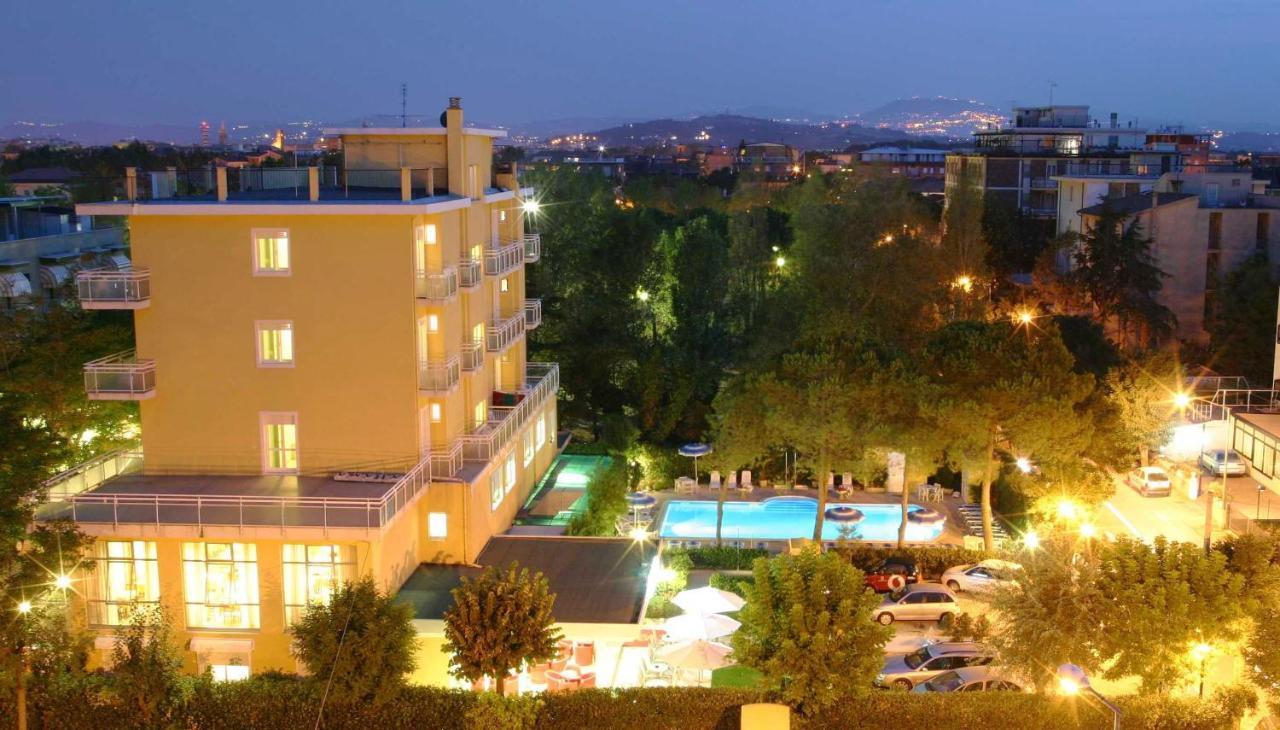 Hotel Bahama Ріміні Екстер'єр фото