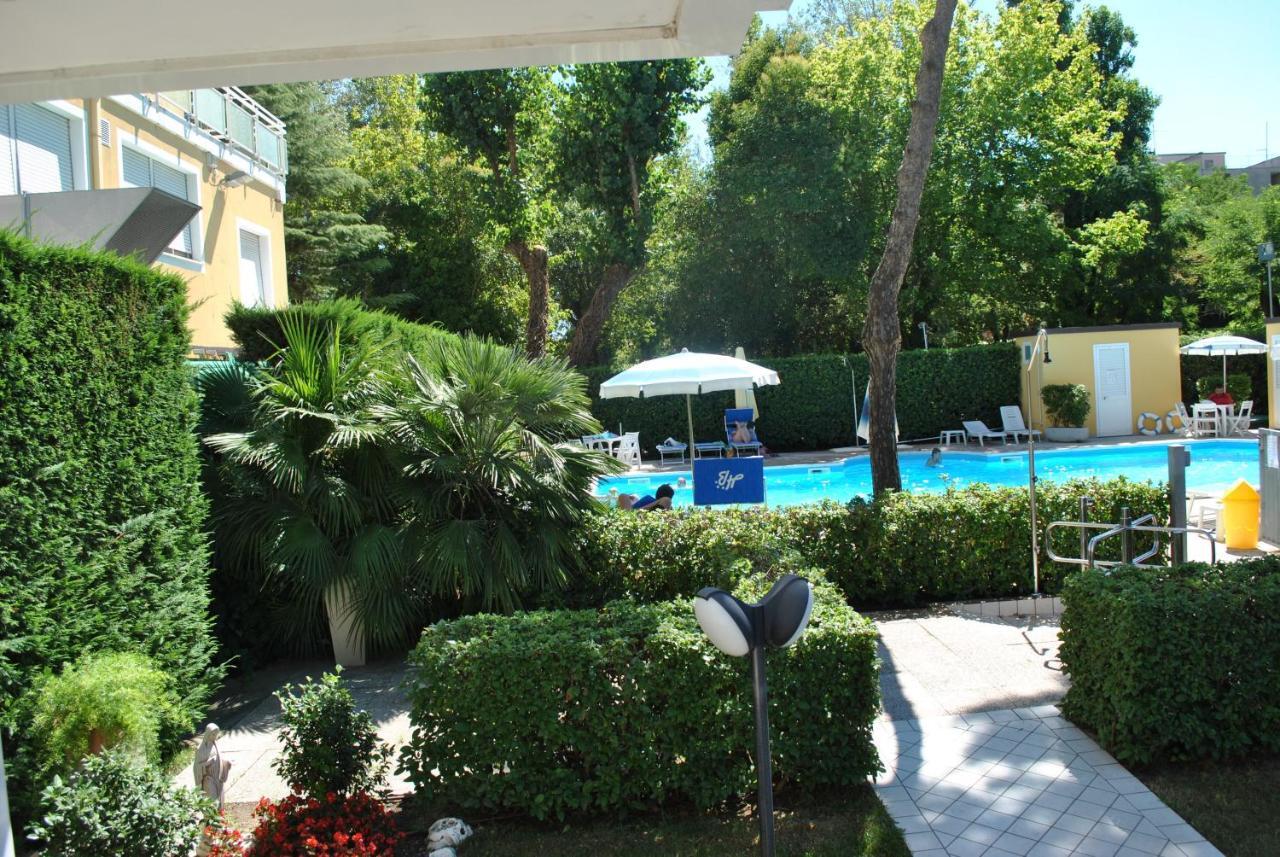 Hotel Bahama Ріміні Екстер'єр фото